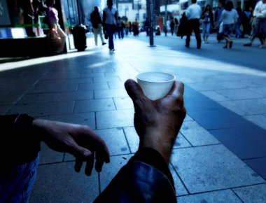 Τέσσερα επιδόματα για φτωχούς αρπάζουν οι δανειστές! - Τι υπέγραψε η κυβέρνηση